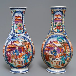 Une paire de vases en porcelaine de Chine famille rose à décor mandarin, Qianlong — photo 3