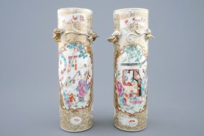 Une paire de vases en porcelaine de Chine famille rose à décor mandarin, Qianlong, 18ème