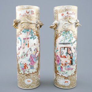 Une paire de vases en porcelaine de Chine famille rose à décor mandarin, Qianlong, 18ème — photo 1