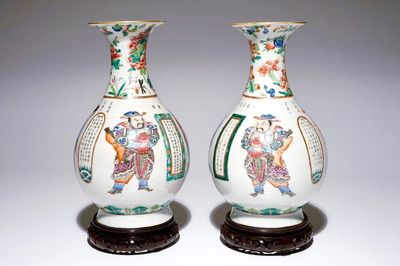 Une paire de vases en porcelaine de Chine famille rose à décor Wu Shuang Pu, 19ème