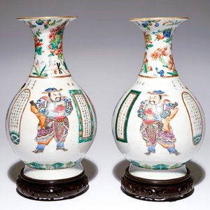 Une paire de vases en porcelaine de Chine famille rose à décor Wu Shuang Pu, 19ème — photo 1