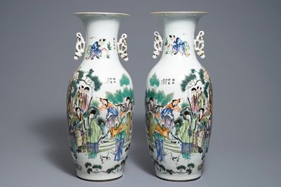 Une paire de vases en porcelaine de Chine famille rose à double décor, 19/20ème