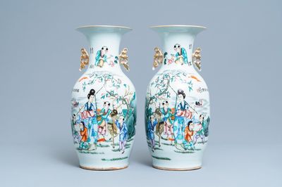 Une paire de vases en porcelaine de Chine famille rose à double décor, 19/20ème