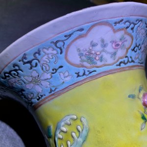 Une paire de vases en porcelaine de Chine famille rose à fond jaune, 19ème — photo 11