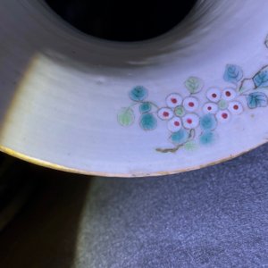 Une paire de vases en porcelaine de Chine famille rose à fond jaune, 19ème — photo 15