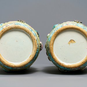 Une paire de vases en porcelaine de Chine famille rose à fond jaune, 19ème — photo 5