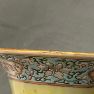Une paire de vases en porcelaine de Chine famille rose à fond jaune, 19ème — photo 7