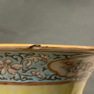Une paire de vases en porcelaine de Chine famille rose à fond jaune, 19ème — photo 8