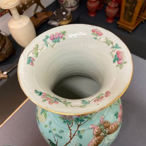 Une paire de vases en porcelaine de Chine famille rose à fond turquoise aux anses en forme de papillon, 19ème — photo 12