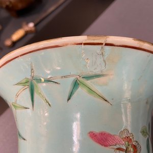 Une paire de vases en porcelaine de Chine famille rose à fond turquoise aux anses en forme de papillon, 19ème — photo 14