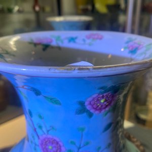 Une paire de vases en porcelaine de Chine famille rose à fond turquoise aux anses en forme de papillon, 19ème — photo 18