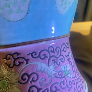 Une paire de vases en porcelaine de Chine famille rose à fond turquoise aux anses en forme de papillon, 19ème — photo 22