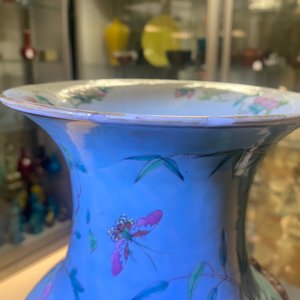 Une paire de vases en porcelaine de Chine famille rose à fond turquoise aux anses en forme de papillon, 19ème — photo 23
