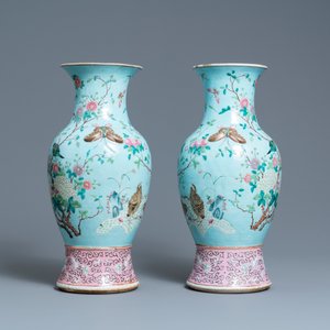 Une paire de vases en porcelaine de Chine famille rose à fond turquoise aux anses en forme de papillon, 19ème — photo 4