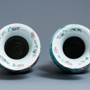 Une paire de vases en porcelaine de Chine famille rose à fond turquoise aux anses en forme de papillon, 19ème — photo 5