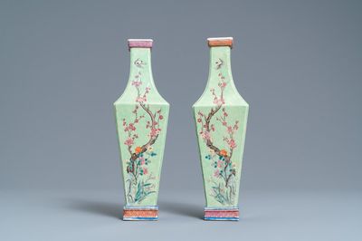 Une paire de vases en porcelaine de Chine famille rose à fond vert, 19ème
