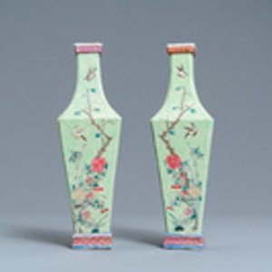 Une paire de vases en porcelaine de Chine famille rose à fond vert, 19ème — photo 2