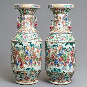 Une paire de vases en porcelaine de Chine famille rose aux anses en forme de femmes, 19ème — photo 1