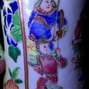Une paire de vases en porcelaine de Chine famille rose aux anses en forme de femmes, 19ème — photo 12