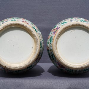 Une paire de vases en porcelaine de Chine famille rose aux anses en forme de femmes, 19ème — photo 16