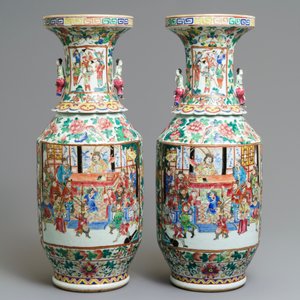 Une paire de vases en porcelaine de Chine famille rose aux anses en forme de femmes, 19ème — photo 3