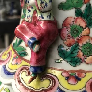 Une paire de vases en porcelaine de Chine famille rose aux anses en forme de femmes, 19ème — photo 7