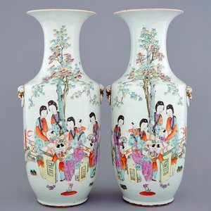 Une paire de vases en porcelaine de Chine famille rose aux dames dans un jardin, 19/20ème — photo 1