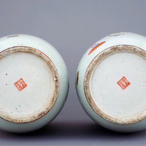 Une paire de vases en porcelaine de Chine famille rose aux dames dans un jardin, 19/20ème — photo 5