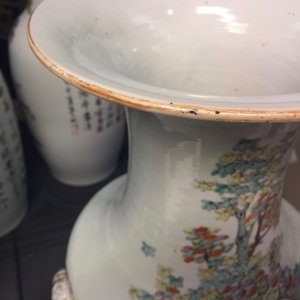 Une paire de vases en porcelaine de Chine famille rose aux dames dans un jardin, 19/20ème — photo 8