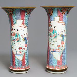Une paire de vases en porcelaine de Chine famille rose aux dames dans un jardin Yongzheng — photo 1