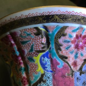 Une paire de vases en porcelaine de Chine famille rose aux dames dans un jardin Yongzheng — photo 32
