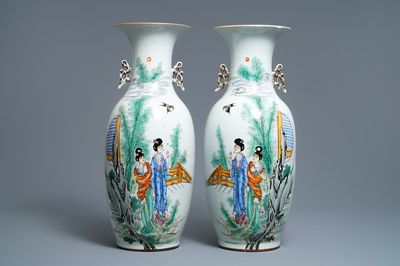 Une paire de vases en porcelaine de Chine famille rose aux dames dans un jardin, 19/20ème
