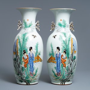 Une paire de vases en porcelaine de Chine famille rose aux dames dans un jardin, 19/20ème — photo 1
