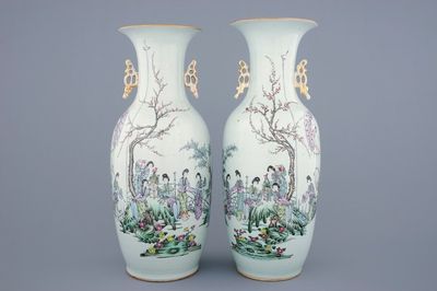 Une paire de vases en porcelaine de Chine famille rose aux dames dans un jardin, 19/20ème
