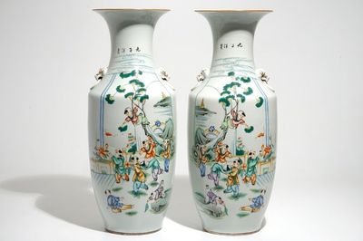 Une paire de vases en porcelaine de Chine famille rose aux garçons jouants, 19/20ème
