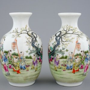 Une paire de vases en porcelaine de Chine famille rose aux garçons jouants, 20ème — photo 1