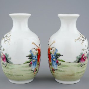 Une paire de vases en porcelaine de Chine famille rose aux garçons jouants, 20ème — photo 3