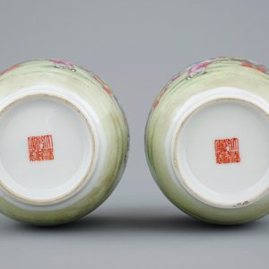 Une paire de vases en porcelaine de Chine famille rose aux garçons jouants, 20ème — photo 6