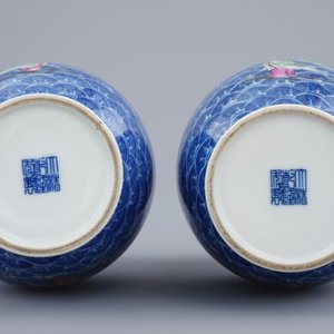 Une paire de vases en porcelaine de Chine famille rose aux immortels sur vagues, 19/20ème — photo 6