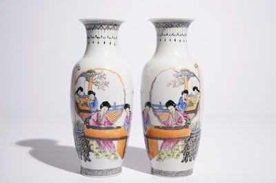 Une paire de vases en porcelaine de Chine famille rose aux musiciennes et joueuses de go, République, 20ème