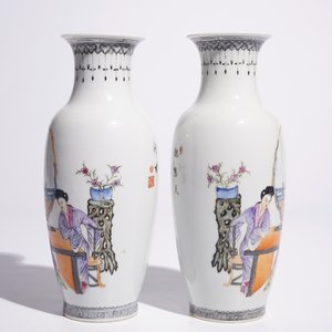 Une paire de vases en porcelaine de Chine famille rose aux musiciennes et joueuses de go, République, 20ème — photo 2