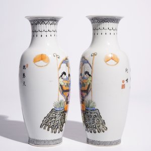 Une paire de vases en porcelaine de Chine famille rose aux musiciennes et joueuses de go, République, 20ème — photo 4