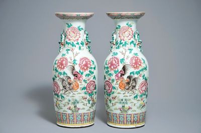 Une paire de vases en porcelaine de Chine famille rose aux oiseaux parmi fleurs, 19ème