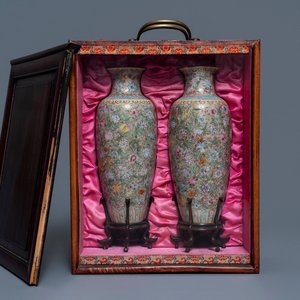 Une paire de vases en porcelaine de Chine famille rose coquille d'oeuf, marque de Qianlong, République, 20ème — photo 1