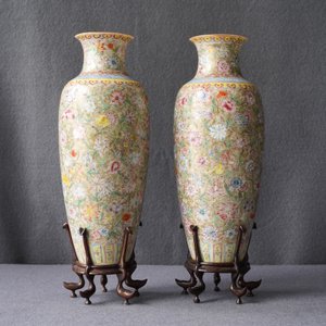 Une paire de vases en porcelaine de Chine famille rose coquille d'oeuf, marque de Qianlong, République, 20ème — photo 12