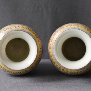 Une paire de vases en porcelaine de Chine famille rose coquille d'oeuf, marque de Qianlong, République, 20ème — photo 14