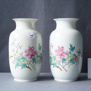 Une paire de vases en porcelaine de Chine famille rose coquille d'oeuf, République — photo 7