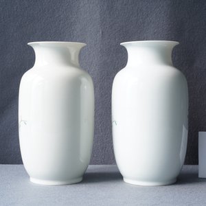 Une paire de vases en porcelaine de Chine famille rose coquille d'oeuf, République — photo 8
