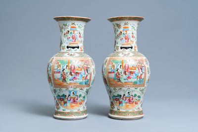 Une paire de vases en porcelaine de Chine famille rose de Canton, 19ème