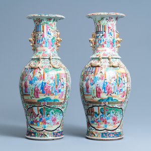 Une paire de vases en porcelaine de Chine famille rose de Canton, 19ème — photo 1